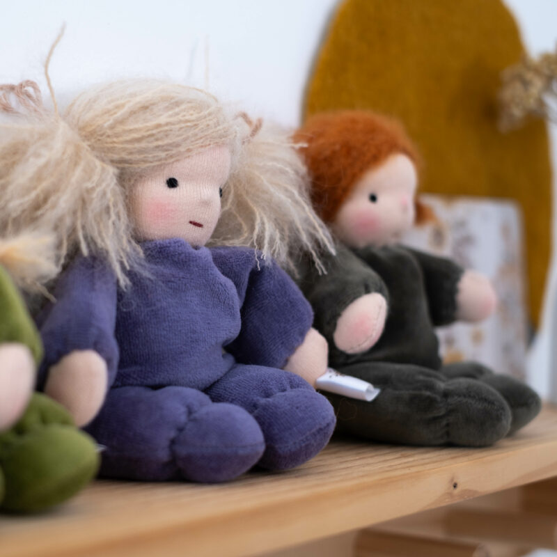 Image d'un adorable Doudou Waldorf en coton biologique, un compagnon doux et sécuritaire pour les enfants, offrant réconfort et tendresse.