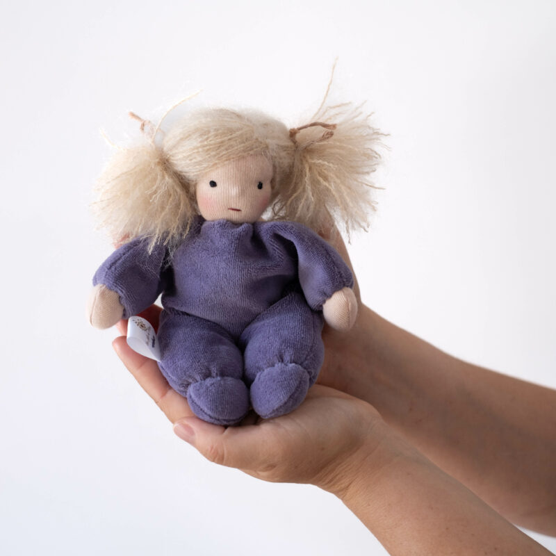 Image d'un adorable Doudou Waldorf en coton biologique, un compagnon doux et sécuritaire pour les enfants, offrant réconfort et tendresse.