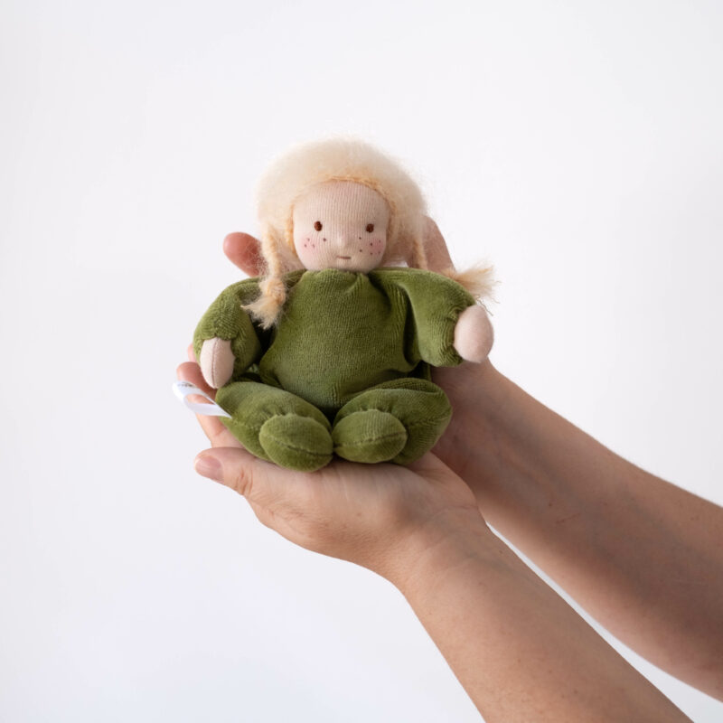 Image d'un adorable Doudou Waldorf en coton biologique, un compagnon doux et sécuritaire pour les enfants, offrant réconfort et tendresse.