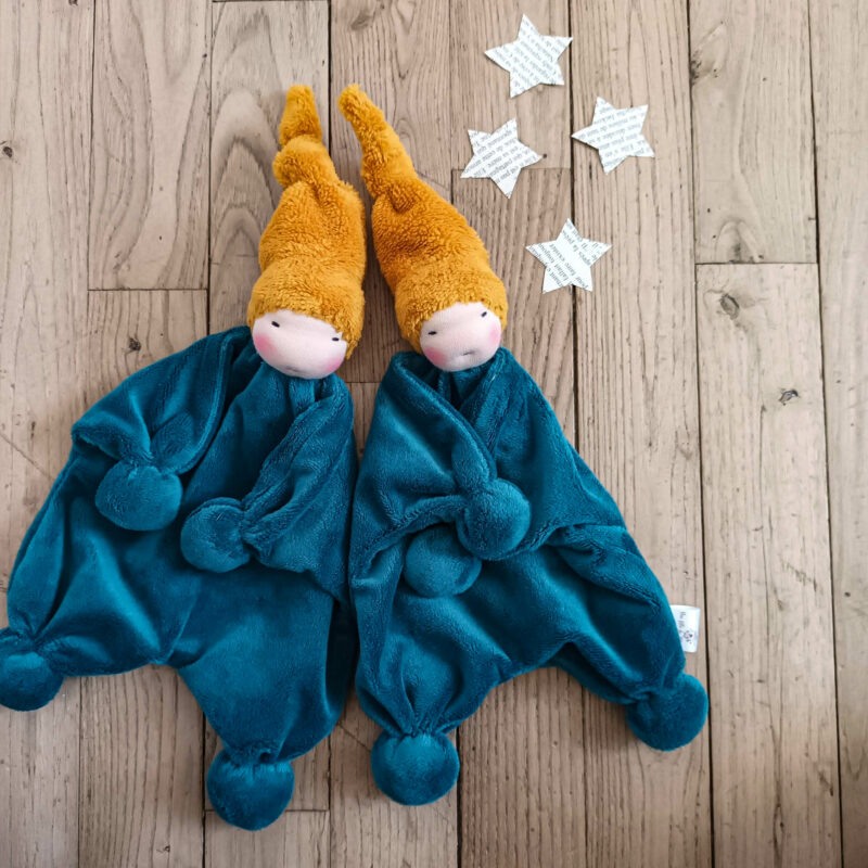 Image d'un adorable Doudou Waldorf en coton biologique, un compagnon doux et sécuritaire pour les enfants, offrant réconfort et tendresse.