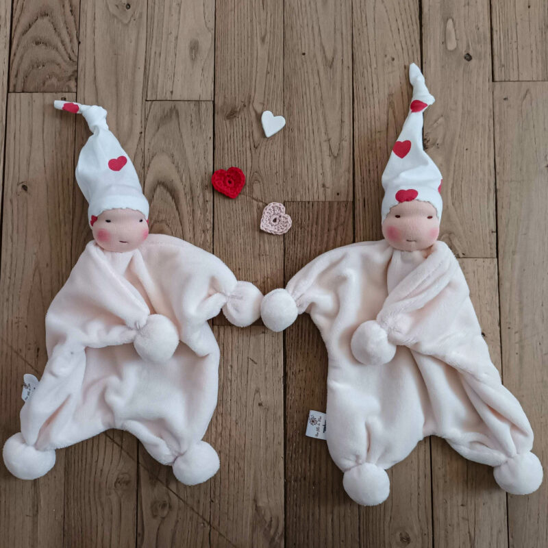 Image d'un adorable Doudou Waldorf en coton biologique, un compagnon doux et sécuritaire pour les enfants, offrant réconfort et tendresse.