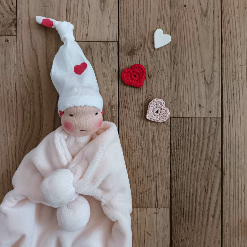 Image d'un adorable Doudou Waldorf en coton biologique, un compagnon doux et sécuritaire pour les enfants, offrant réconfort et tendresse.