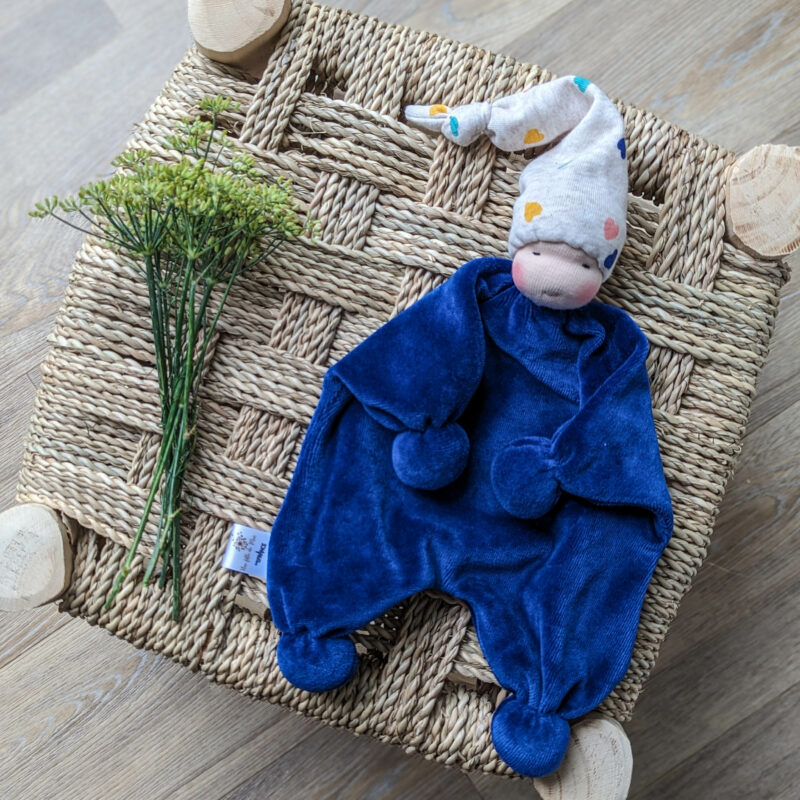 Image d'un adorable Doudou Waldorf en coton biologique, un compagnon doux et sécuritaire pour les enfants, offrant réconfort et tendresse.