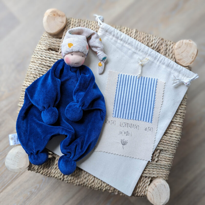 Image d'un adorable Doudou Waldorf en coton biologique, un compagnon doux et sécuritaire pour les enfants, offrant réconfort et tendresse.