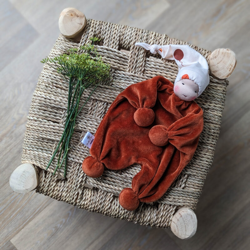 Adorable Doudou Waldorf en coton biologique, un compagnon doux et sécuritaire pour les enfants, offrant réconfort et tendresse.