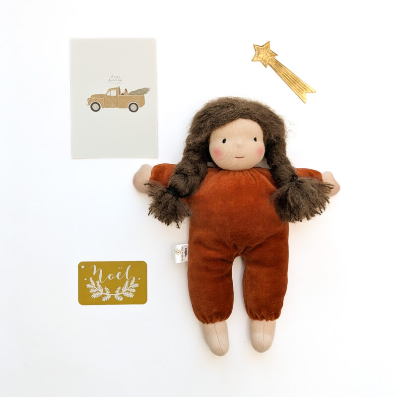 Poupée d’inspiration Waldorf au visage neutre, confectionnée artisanalement pour accompagner l’enfant.