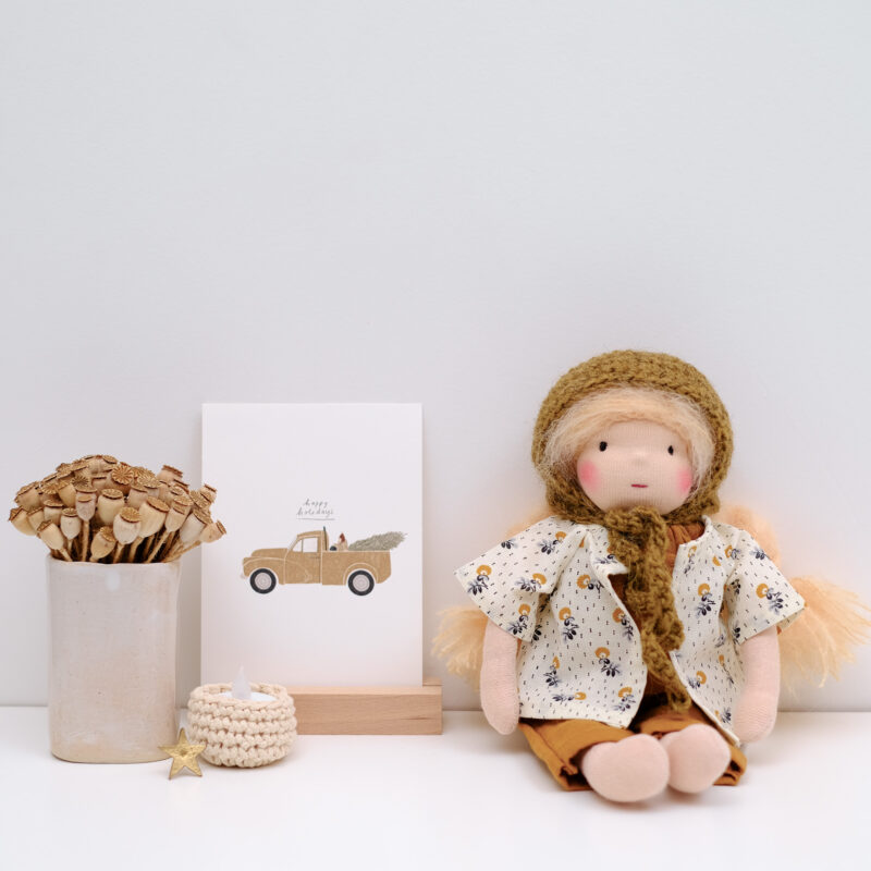 Poupée Waldorf authentique habillée avec bonnet crocheté et vêtements en coton, réalisée à la main
