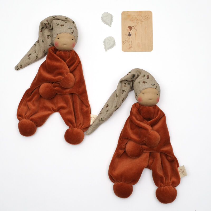Doudou Waldorf terracotta avec bonnet fleur en coton certifié