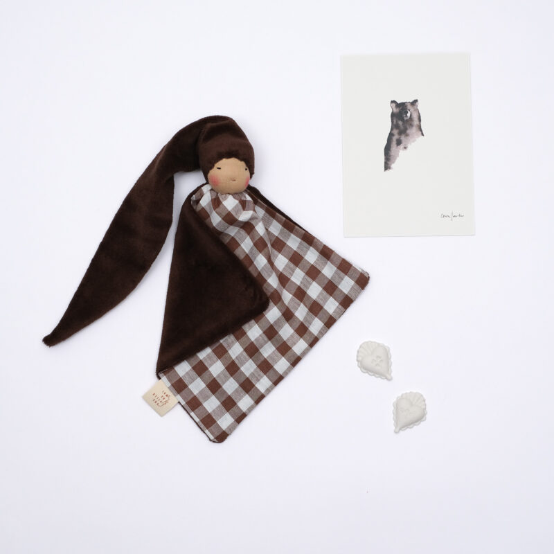 Doudou Tiny Waldorf français pour bébé, recto vichy & chocolat