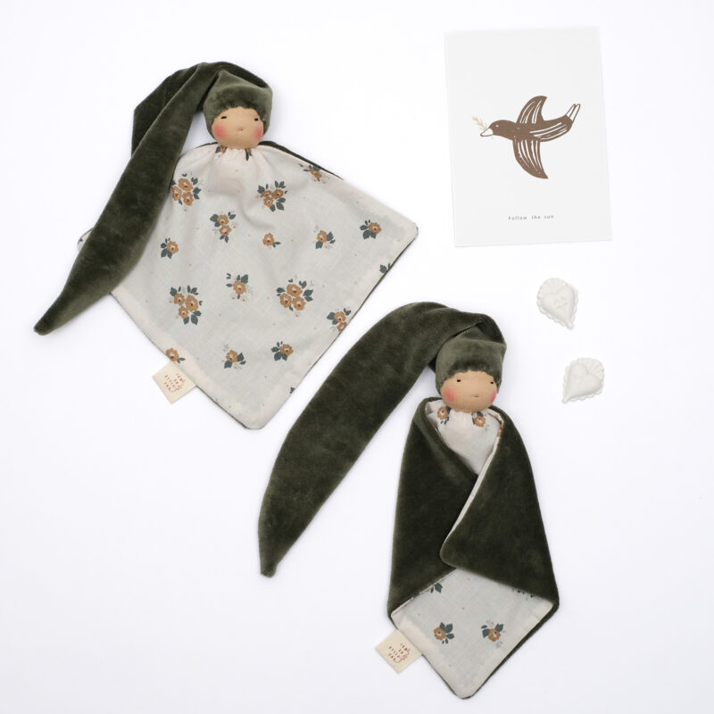 Doudou Waldorf Tiny français pour bébé, recto coton écru motif fleur